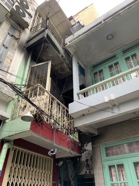 Cứu 7 người mắc kẹt trong căn nhà cháy giữa khuya ở quận 10 - Ảnh 3. Cứu 7 người mắc kẹt trong căn nhà cháy giữa khuya ở quận 10 - Ảnh 3.