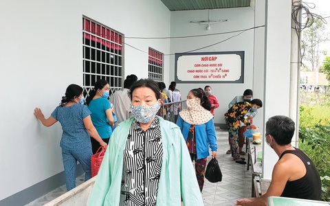 Vợ chồng nghèo chưa từng hối tiếc chuyện đi giúp người - Ảnh 1. Vợ chồng nghèo chưa từng hối tiếc chuyện đi giúp người - Ảnh 1.