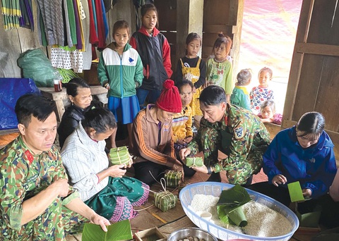 Bộ đội về bản, tết chắc chắn vui hơn - Ảnh 1. Bộ đội về bản, tết chắc chắn vui hơn - Ảnh 1.