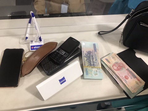 Hai chuyến bay, hàng trăm triệu đồng tiền mặt và tài sản bị quên? - Ảnh 1. Hai chuyến bay, hàng trăm triệu đồng tiền mặt và tài sản bị quên? - Ảnh 1.