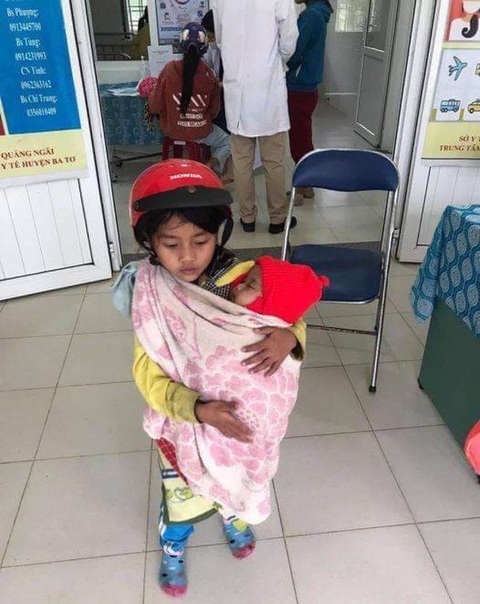 Bé gái ôm em đi tiêm phòng: Sau hình ảnh xúc động là một câu chuyện buồn - Ảnh 1. Bé gái ôm em đi tiêm phòng: Sau hình ảnh xúc động là một câu chuyện buồn - Ảnh 1.