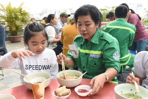 Nghệ nhân dân gian, cao thủ nấu phở ‘dâng mỹ vị’ cho công nhân môi trường - Ảnh 1. Nghệ nhân dân gian, cao thủ nấu phở ‘dâng mỹ vị’ cho công nhân môi trường - Ảnh 1.