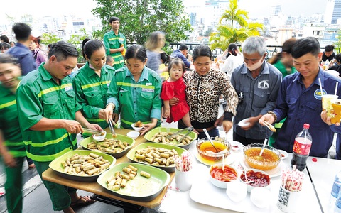 Tiệc tất niên ấm áp của gia đình công nhân môi trường - Ảnh 3. Tiệc tất niên ấm áp của gia đình công nhân môi trường - Ảnh 3.