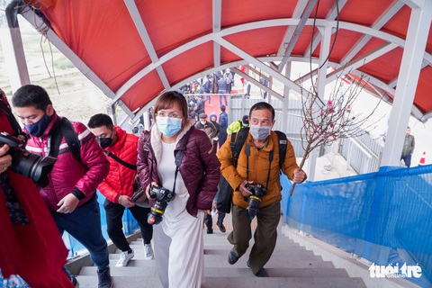 Khách tham quan metro Nhổn - ga Hà Nội nhớ đeo khẩu trang, mang CMND - Ảnh 3. Khách tham quan metro Nhổn - ga Hà Nội nhớ đeo khẩu trang, mang CMND - Ảnh 3.