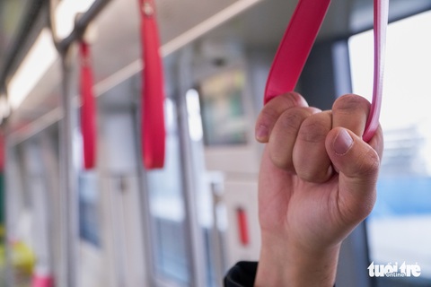 Khách tham quan metro Nhổn - ga Hà Nội nhớ đeo khẩu trang, mang CMND - Ảnh 8. Khách tham quan metro Nhổn - ga Hà Nội nhớ đeo khẩu trang, mang CMND - Ảnh 8.
