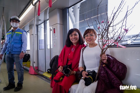 Khách tham quan metro Nhổn - ga Hà Nội nhớ đeo khẩu trang, mang CMND - Ảnh 11. Khách tham quan metro Nhổn - ga Hà Nội nhớ đeo khẩu trang, mang CMND - Ảnh 11.