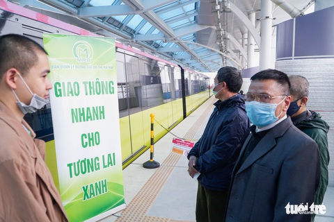 Khách tham quan metro Nhổn - ga Hà Nội nhớ đeo khẩu trang, mang CMND - Ảnh 12. Khách tham quan metro Nhổn - ga Hà Nội nhớ đeo khẩu trang, mang CMND - Ảnh 12.