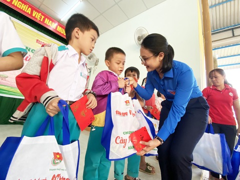 Cây mùa xuân mang Tết ấm cho học sinh vùng bão lũ Quảng Nam - Ảnh 1. Cây mùa xuân mang Tết ấm cho học sinh vùng bão lũ Quảng Nam - Ảnh 1.