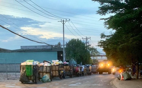 Từ rác tập kết ngay khu cao cấp đến mùi như hầm cầu nơi xóm nhỏ - Ảnh 1. Từ rác tập kết ngay khu cao cấp đến mùi như hầm cầu nơi xóm nhỏ - Ảnh 1.