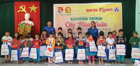Cây mùa xuân mang Tết ấm cho học sinh vùng bão lũ Quảng Nam - Ảnh 2. Cây mùa xuân mang Tết ấm cho học sinh vùng bão lũ Quảng Nam - Ảnh 2.