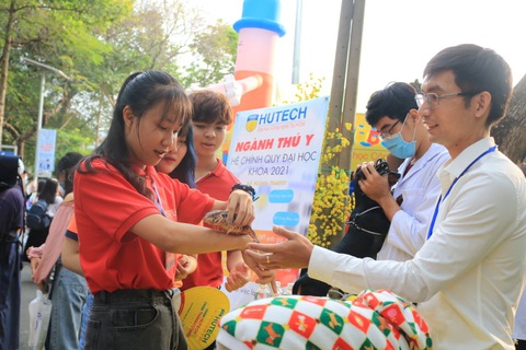 Ngày hội tư vấn tuyển sinh - hướng nghiệp sôi nổi, bổ ích tại TP.HCM - Ảnh 21. Ngày hội tư vấn tuyển sinh - hướng nghiệp sôi nổi, bổ ích tại TP.HCM - Ảnh 21.