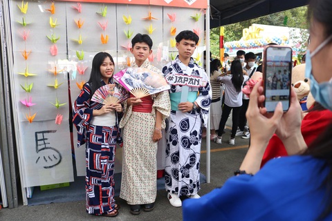 Ngày hội tư vấn tuyển sinh - hướng nghiệp sôi nổi, bổ ích tại TP.HCM - Ảnh 24. Ngày hội tư vấn tuyển sinh - hướng nghiệp sôi nổi, bổ ích tại TP.HCM - Ảnh 24.