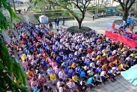 Trẻ em miền núi ‘ai cũng có lì xì, vui quá!’ - Ảnh 2. Trẻ em miền núi ‘ai cũng có lì xì, vui quá!’ - Ảnh 2.