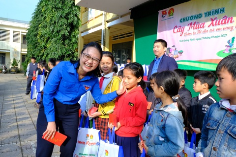 Trẻ em miền núi ‘ai cũng có lì xì, vui quá!’ - Ảnh 4. Trẻ em miền núi ‘ai cũng có lì xì, vui quá!’ - Ảnh 4.