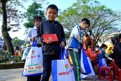 Trẻ em miền núi ‘ai cũng có lì xì, vui quá!’ - Ảnh 6. Trẻ em miền núi ‘ai cũng có lì xì, vui quá!’ - Ảnh 6.