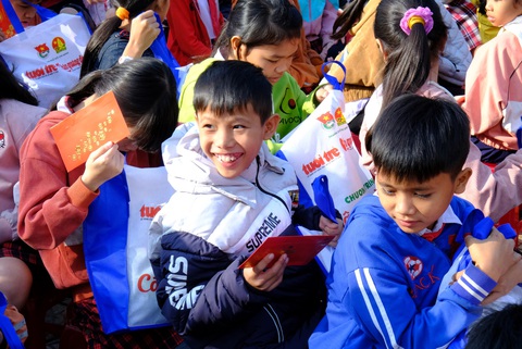 Trẻ em miền núi ‘ai cũng có lì xì, vui quá!’ - Ảnh 3. Trẻ em miền núi ‘ai cũng có lì xì, vui quá!’ - Ảnh 3.
