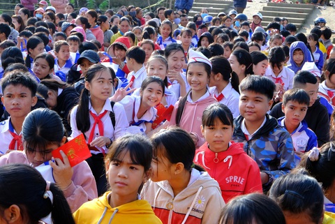 Trẻ em miền núi ‘ai cũng có lì xì, vui quá!’ - Ảnh 7. Trẻ em miền núi ‘ai cũng có lì xì, vui quá!’ - Ảnh 7.