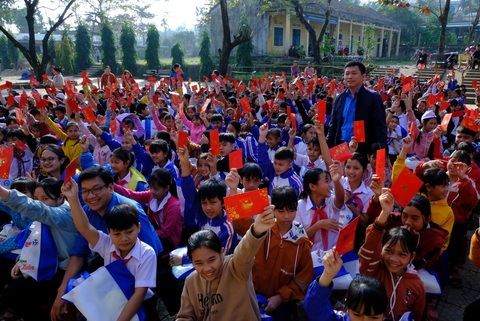 Trẻ em miền núi ‘ai cũng có lì xì, vui quá!’ - Ảnh 1. Trẻ em miền núi ‘ai cũng có lì xì, vui quá!’ - Ảnh 1.