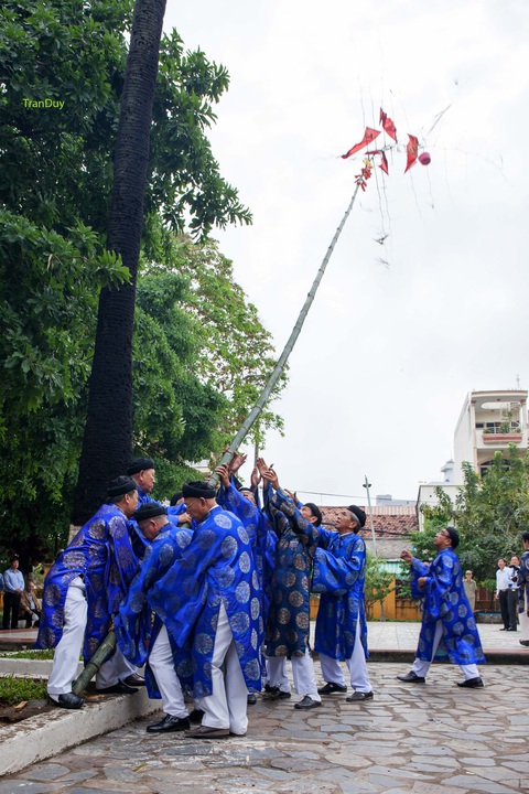Tết xưa - Tết nay: Cánh đàn ông xúm lại, đồng loạt hô lên nêu - Ảnh 2. Tết xưa - Tết nay: Cánh đàn ông xúm lại, đồng loạt hô lên nêu - Ảnh 2.