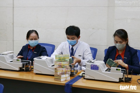 Qua năm COVID-19, nhiều ngân hàng vẫn lãi hàng ngàn tỉ - Ảnh 1. Qua năm COVID-19, nhiều ngân hàng vẫn lãi hàng ngàn tỉ - Ảnh 1.