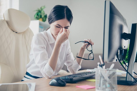 Nhân viên văn phòng cần cảnh giác với hội chứng thị giác màn hình - Ảnh 1. Nhân viên văn phòng cần cảnh giác với hội chứng thị giác màn hình - Ảnh 1.