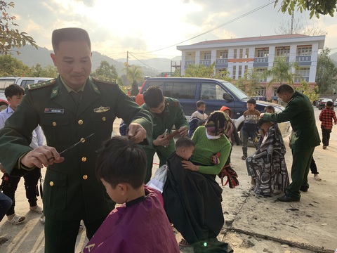 Lo tết cho đồng bào miền biên giới - Ảnh 4. Lo tết cho đồng bào miền biên giới - Ảnh 4.