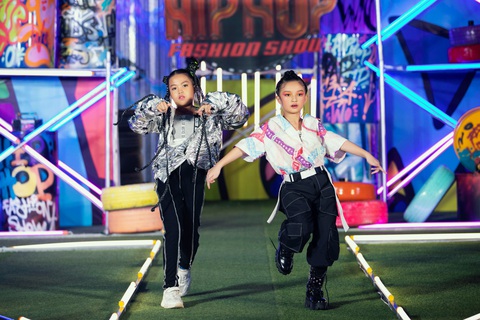 HHen Niê diễn thời trang rap-hiphop cùng 100 mẫu nhí - Ảnh 10. HHen Niê diễn thời trang rap-hiphop cùng 100 mẫu nhí - Ảnh 10.