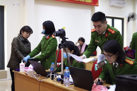 Dừng nhận hồ sơ cấp thẻ căn cước công dân mã vạch để cấp căn cước công dân gắn chip - Ảnh 1. Dừng nhận hồ sơ cấp thẻ căn cước công dân mã vạch để cấp căn cước công dân gắn chip - Ảnh 1.