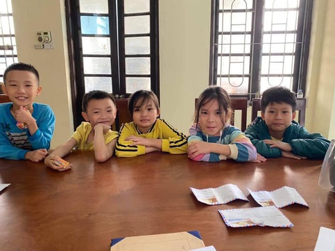 5 học sinh tiểu học nhặt được tiền, đến trụ sở công an nhờ tìm người đánh rơi trả lại - Ảnh 1. 5 học sinh tiểu học nhặt được tiền, đến trụ sở công an nhờ tìm người đánh rơi trả lại - Ảnh 1.