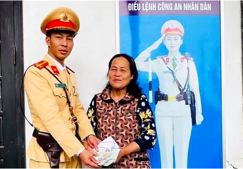 5 học sinh tiểu học nhặt được tiền, đến trụ sở công an nhờ tìm người đánh rơi trả lại - Ảnh 2. 5 học sinh tiểu học nhặt được tiền, đến trụ sở công an nhờ tìm người đánh rơi trả lại - Ảnh 2.
