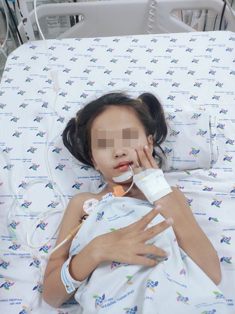 Bé gái 7 tuổi bỗng liệt tứ chi vì hội chứng thần kinh hiếm gặp - Ảnh 1. Bé gái 7 tuổi bỗng liệt tứ chi vì hội chứng thần kinh hiếm gặp - Ảnh 1.