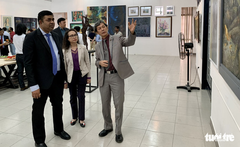 Vẽ tranh gây quỹ giúp người bị ảnh hưởng bởi COVID-19 - Ảnh 1. Vẽ tranh gây quỹ giúp người bị ảnh hưởng bởi COVID-19 - Ảnh 1.