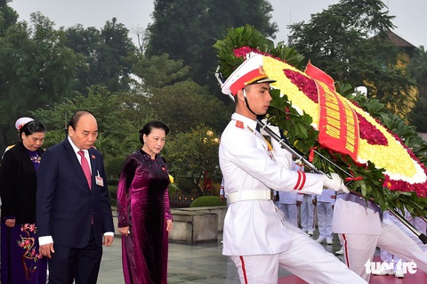 Lãnh đạo Đảng, Nhà nước vào lăng viếng Chủ tịch Hồ Chí Minh, tưởng niệm các anh hùng liệt sĩ - Ảnh 2. Lãnh đạo Đảng, Nhà nước vào lăng viếng Chủ tịch Hồ Chí Minh, tưởng niệm các anh hùng liệt sĩ - Ảnh 2.