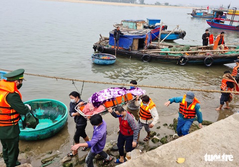 Tàu cá nghi bị tàu hàng đâm chìm, 1 ngư dân chết, 7 người được cứu sống - Ảnh 1. Tàu cá nghi bị tàu hàng đâm chìm, 1 ngư dân chết, 7 người được cứu sống - Ảnh 1.
