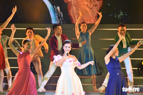Tạ Minh Tâm, Đan Trường, Đức Tuấn, Hiền Thục hát chào mừng Đại hội Đảng - Ảnh 6. Tạ Minh Tâm, Đan Trường, Đức Tuấn, Hiền Thục hát chào mừng Đại hội Đảng - Ảnh 6.