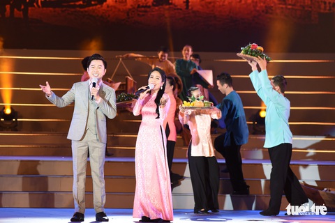Tạ Minh Tâm, Đan Trường, Đức Tuấn, Hiền Thục hát chào mừng Đại hội Đảng - Ảnh 9. Tạ Minh Tâm, Đan Trường, Đức Tuấn, Hiền Thục hát chào mừng Đại hội Đảng - Ảnh 9.