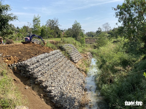 Lạ đời: Kênh thấp hơn ruộng cả mét, xây xong bỏ hoang rồi phải gia cố(!) - Ảnh 4. Lạ đời: Kênh thấp hơn ruộng cả mét, xây xong bỏ hoang rồi phải gia cố(!) - Ảnh 4.