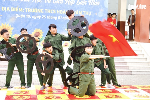 Học trò diễn Tiểu đội xe không kính, Thầy bói xem voi... để học văn - Ảnh 4. Học trò diễn Tiểu đội xe không kính, Thầy bói xem voi... để học văn - Ảnh 4.