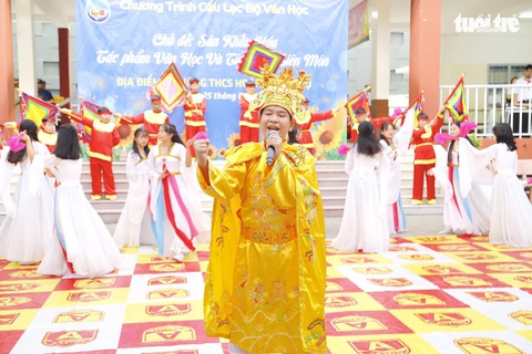 Học trò diễn Tiểu đội xe không kính, Thầy bói xem voi... để học văn - Ảnh 1. Học trò diễn Tiểu đội xe không kính, Thầy bói xem voi... để học văn - Ảnh 1.