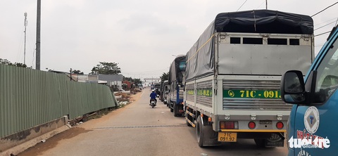 Phà kết nối Vĩnh Long và Bến Tre nhộn nhịp, bắt đầu ùn ứ - Ảnh 2. Phà kết nối Vĩnh Long và Bến Tre nhộn nhịp, bắt đầu ùn ứ - Ảnh 2.