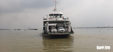 Phà kết nối Vĩnh Long và Bến Tre nhộn nhịp, bắt đầu ùn ứ - Ảnh 3. Phà kết nối Vĩnh Long và Bến Tre nhộn nhịp, bắt đầu ùn ứ - Ảnh 3.