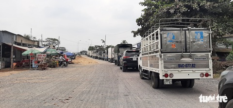 Phà kết nối Vĩnh Long và Bến Tre nhộn nhịp, bắt đầu ùn ứ - Ảnh 1. Phà kết nối Vĩnh Long và Bến Tre nhộn nhịp, bắt đầu ùn ứ - Ảnh 1.
