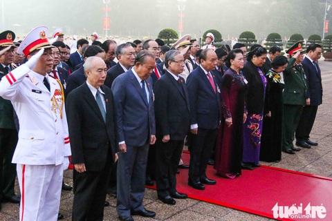 Lãnh đạo Đảng, Nhà nước vào lăng viếng Chủ tịch Hồ Chí Minh, tưởng niệm các anh hùng liệt sĩ - Ảnh 1. Lãnh đạo Đảng, Nhà nước vào lăng viếng Chủ tịch Hồ Chí Minh, tưởng niệm các anh hùng liệt sĩ - Ảnh 1.