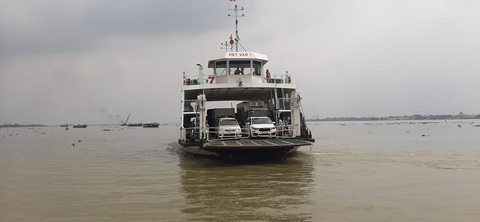 Một chiếc phà bị hư, hai bờ kẹt cứng - Ảnh 2. Một chiếc phà bị hư, hai bờ kẹt cứng - Ảnh 2.
