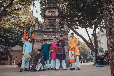 Một dàn bạn trẻ áo dài ngũ thân nam lịch lãm ra phố, nhiều người trầm trồ - Ảnh 3. Một dàn bạn trẻ áo dài ngũ thân nam lịch lãm ra phố, nhiều người trầm trồ - Ảnh 3.