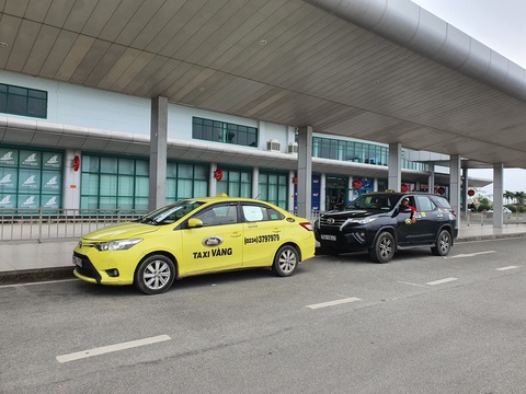 Sân bay Phú Bài không còn tình trạng một hãng taxi duy nhất đón khách - Ảnh 1. Sân bay Phú Bài không còn tình trạng một hãng taxi duy nhất đón khách - Ảnh 1.