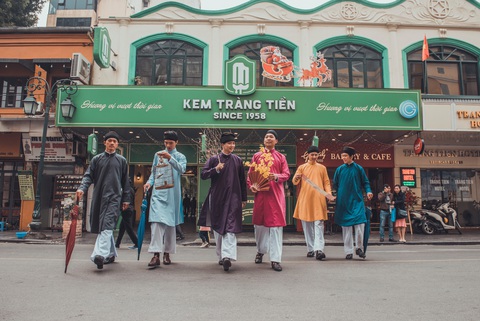 Một dàn bạn trẻ áo dài ngũ thân nam lịch lãm ra phố, nhiều người trầm trồ - Ảnh 5. Một dàn bạn trẻ áo dài ngũ thân nam lịch lãm ra phố, nhiều người trầm trồ - Ảnh 5.