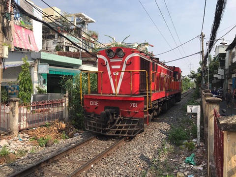 Lách qua khe hở chắn đã đóng, một shipper bị tàu hỏa tông nhập viện - Ảnh 1. Lách qua khe hở chắn đã đóng, một shipper bị tàu hỏa tông nhập viện - Ảnh 1.