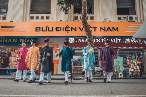 Một dàn bạn trẻ áo dài ngũ thân nam lịch lãm ra phố, nhiều người trầm trồ - Ảnh 7. Một dàn bạn trẻ áo dài ngũ thân nam lịch lãm ra phố, nhiều người trầm trồ - Ảnh 7.