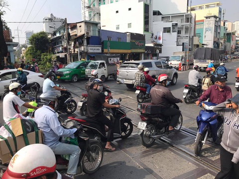 Lách qua khe hở chắn đã đóng, một shipper bị tàu hỏa tông nhập viện - Ảnh 2. Lách qua khe hở chắn đã đóng, một shipper bị tàu hỏa tông nhập viện - Ảnh 2.